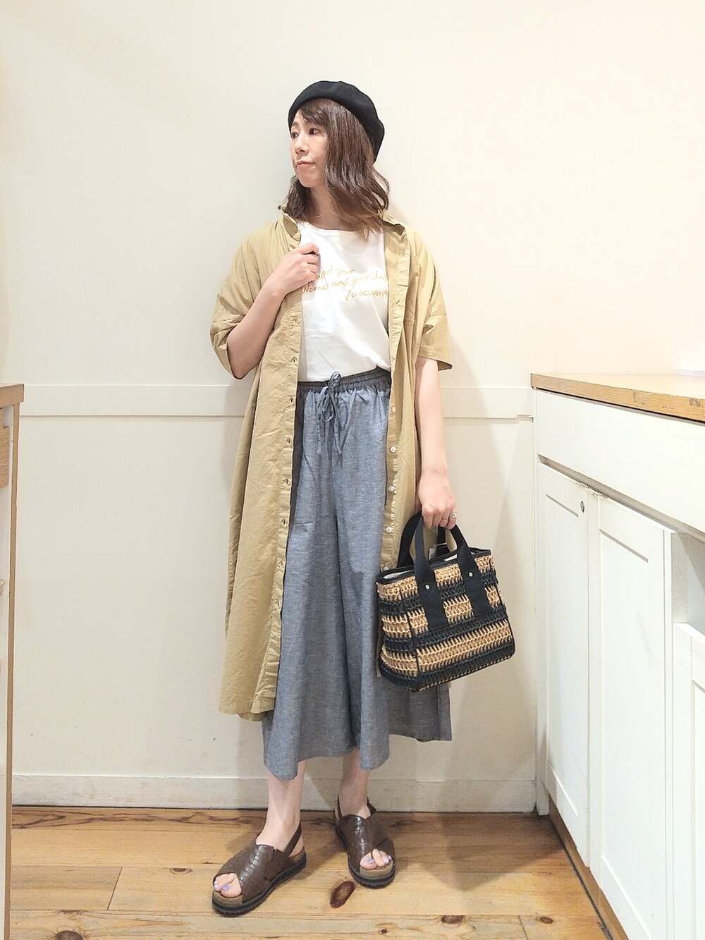 ホワイト系のTシャツ/カットソー、ベージュ系のワンピース、その他のその他パンツを着用したレディースの夏コーディネートの2枚目の写真