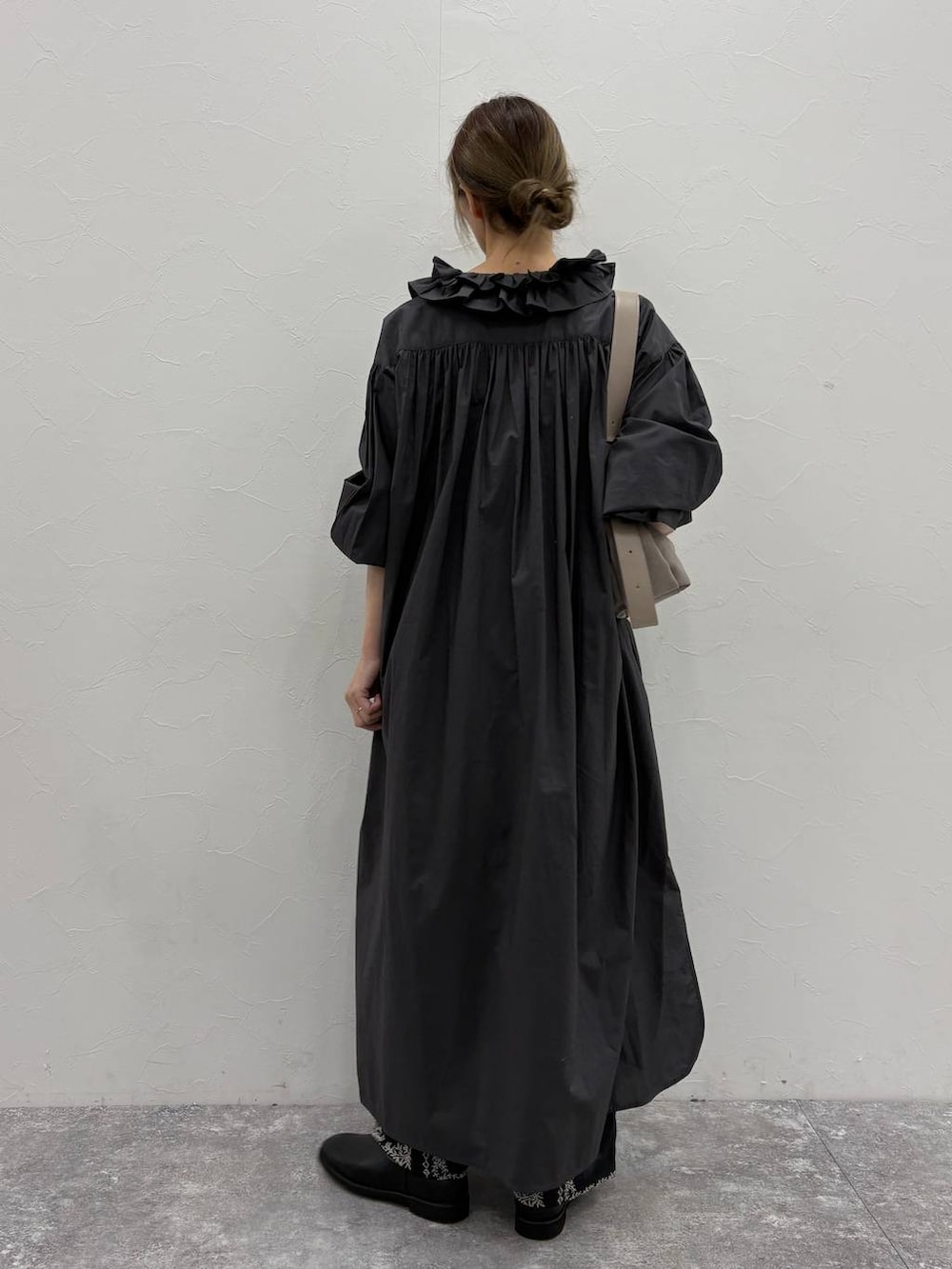 グレー系のショルダーバッグ、ブラック系のワンピース、ブラック系のその他パンツを着用したレディースの冬コーディネートの2枚目の写真