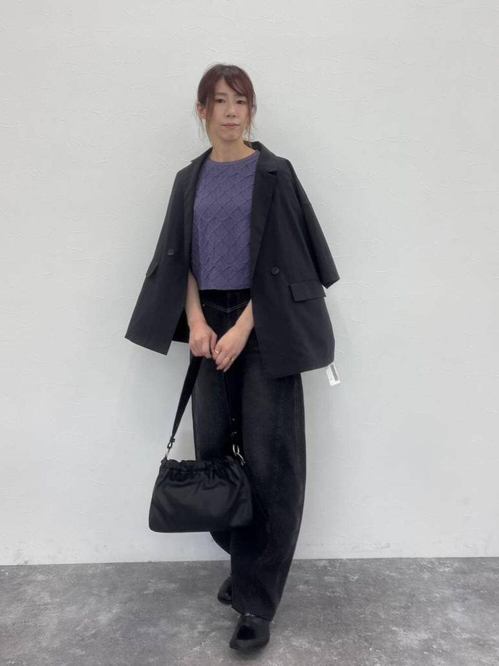 ブラック系のトートバッグ、ブラック系のその他シューズ、ブラック系のデニムパンツを着用したレディースの春コーディネートの4枚目の写真