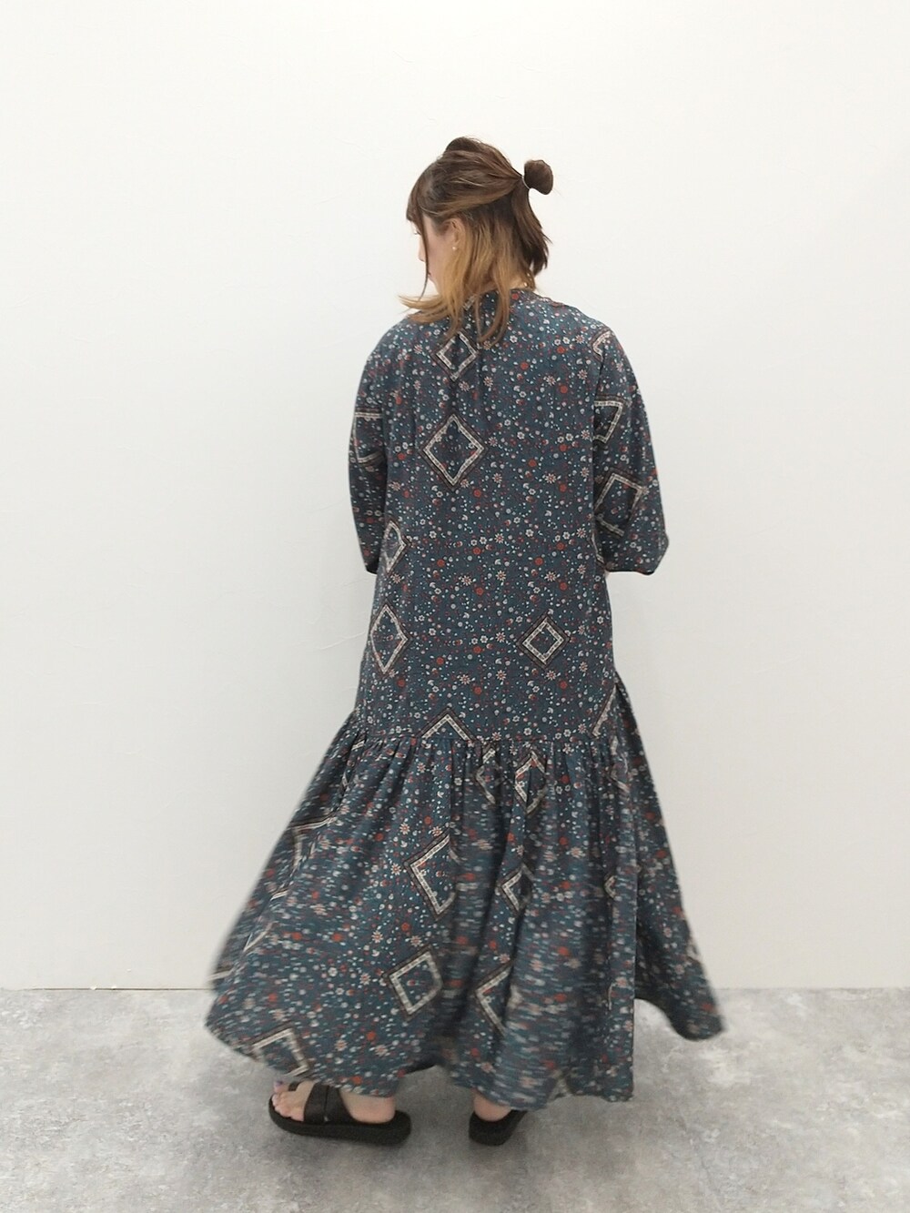 ブラック系のサンダル、ブルー系のワンピース/ドレス、その他のTシャツ/カットソーを着用したレディースの夏コーディネートの2枚目の写真