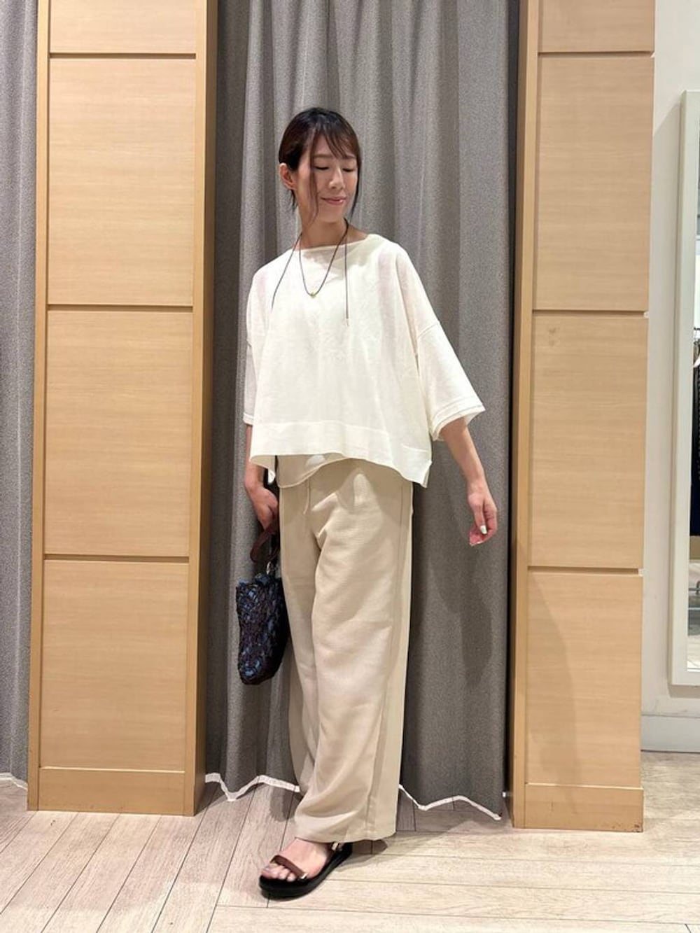 ブラウン系のショルダーバッグ、ブラウン系のサンダル、ベージュ系のその他パンツを着用したレディースの夏コーディネートの4枚目の写真