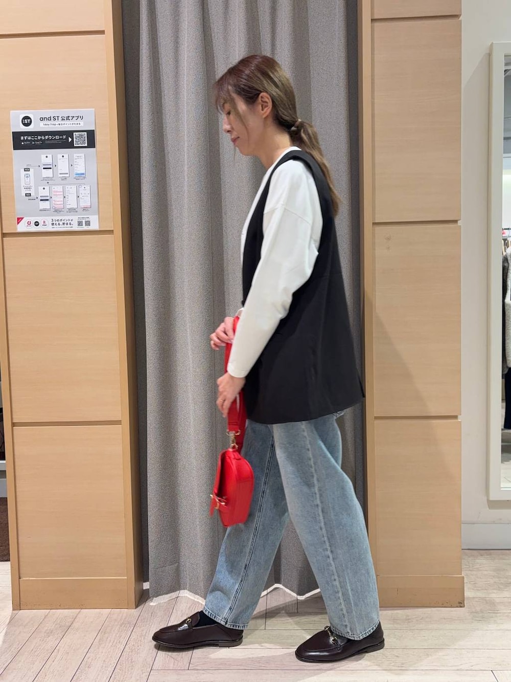 ブラック系のベスト、その他のTシャツ/カットソー、ブルー系のデニムパンツを着用したレディースの春コーディネートの2枚目の写真