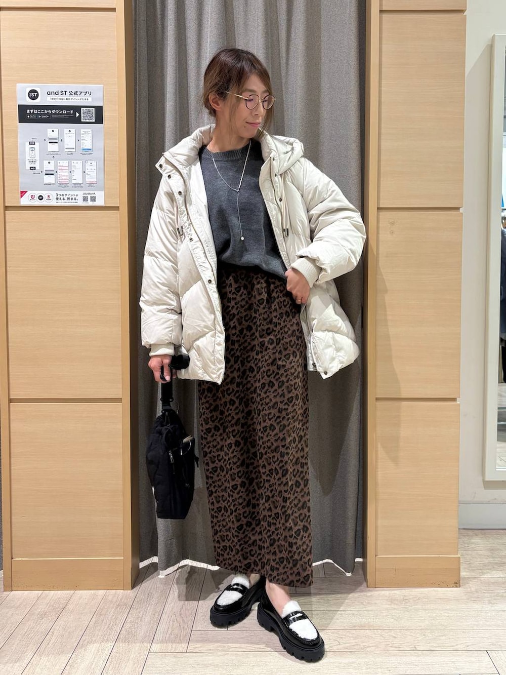 ベージュ系のダウンジャケット/コート、ブラック系のショルダーバッグ、その他のスカートを着用したレディースの冬コーディネートの4枚目の写真