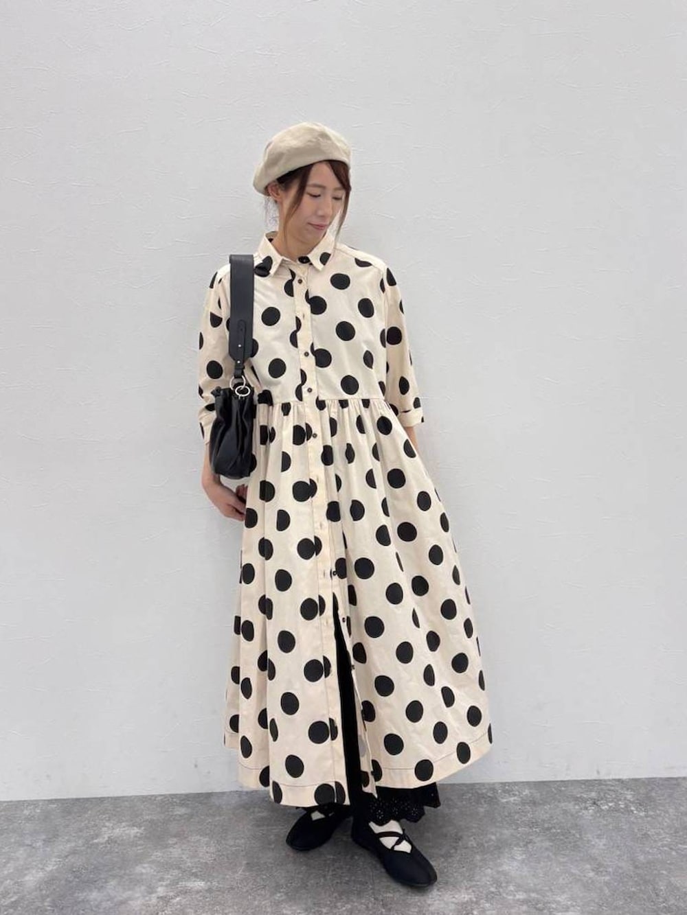 ブラック系のトートバッグ、ブラック系のバレエシューズ、ブラック系のその他パンツを着用したレディースの春コーディネートの6枚目の写真