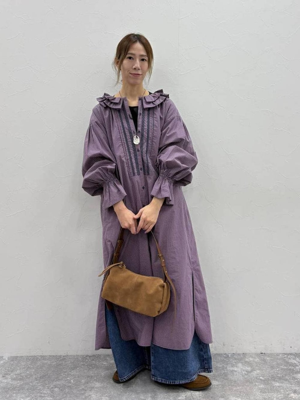 ブラック系のTシャツ/カットソー、ブルー系のデニムパンツ、イエロー系のローファーを着用したレディースの春コーディネートの5枚目の写真