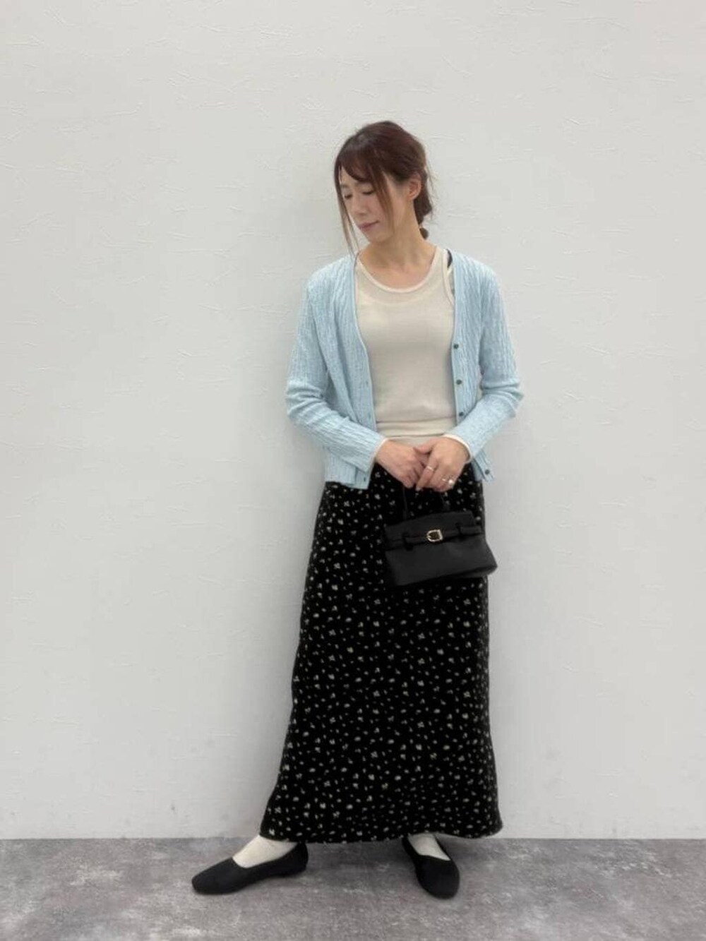 ブラック系のショルダーバッグ、グレー系のパンプス、ベージュ系のTシャツ/カットソーを着用したレディースの春コーディネートの5枚目の写真