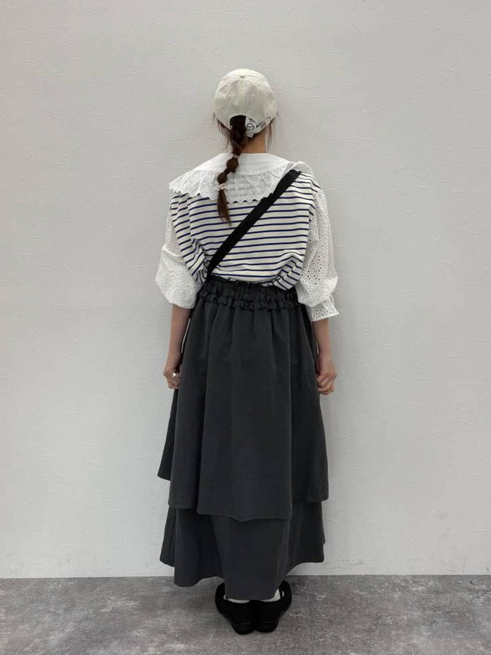 ブラック系のバレエシューズ、ブラック系のショルダーバッグ、ホワイト系のTシャツ/カットソーを着用したレディースの春コーディネートの5枚目の写真