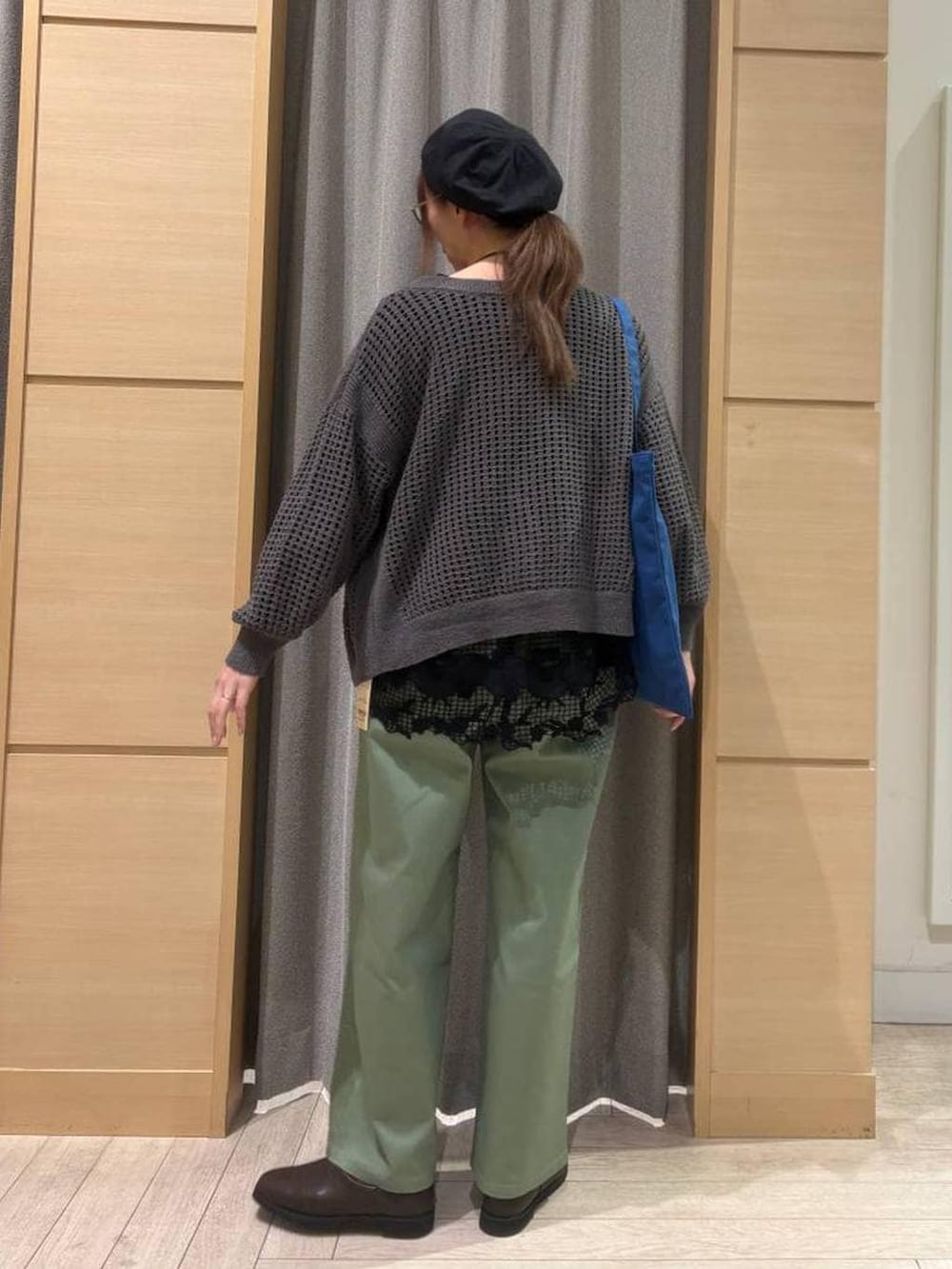 グリーン系のその他パンツ、ブラウン系のスリッポン、ブルー系のトートバッグを着用したレディースの春コーディネートの4枚目の写真