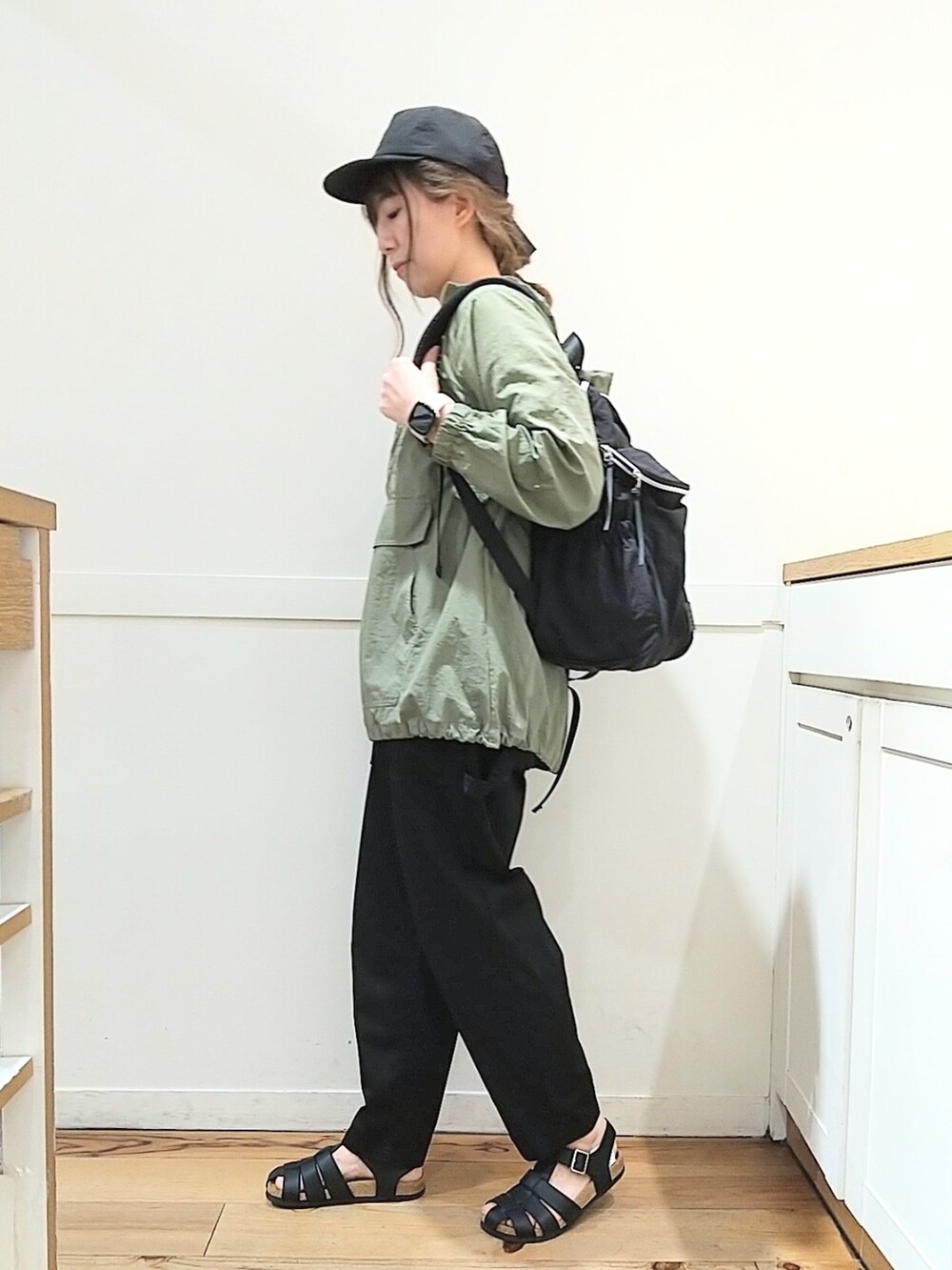 グリーン系のその他アウター、ブラック系のその他パンツ、ブラック系のサンダルを着用したレディースの春コーディネートの2枚目の写真