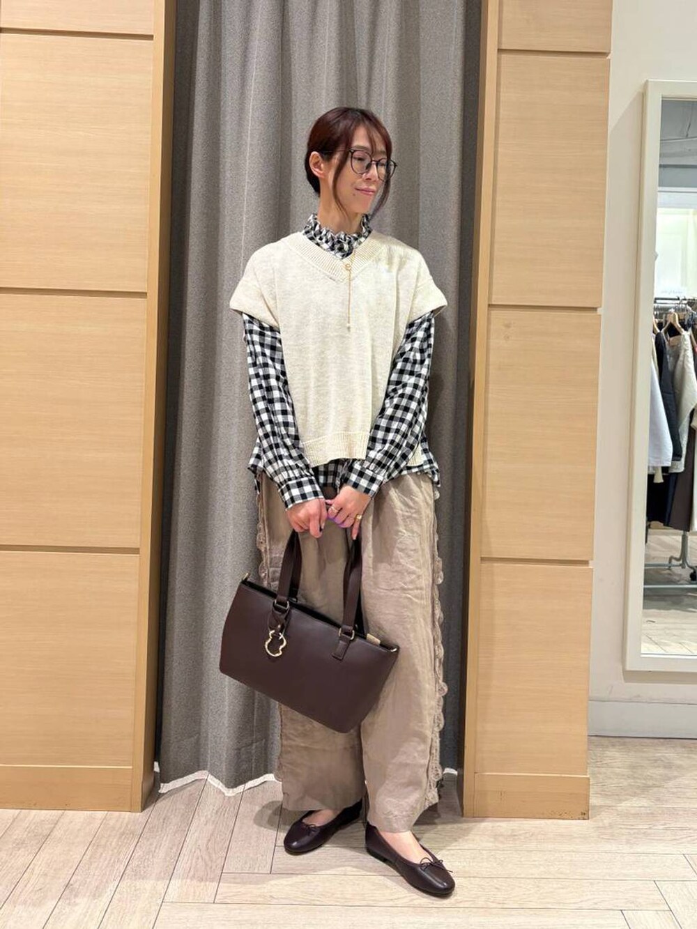 ブラウン系のその他シューズ、ベージュ系のその他パンツ、ブラウン系のトートバッグを着用したレディースの春コーディネートの3枚目の写真