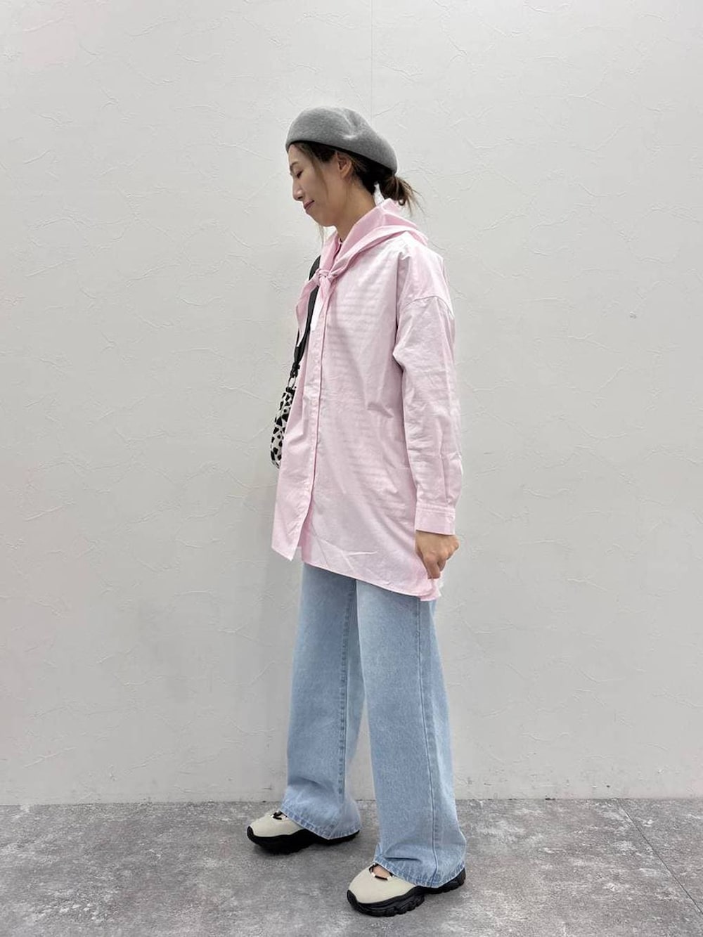 ホワイト系のスニーカー、その他のTシャツ/カットソー、その他のトートバッグを着用したレディースの春コーディネートの4枚目の写真