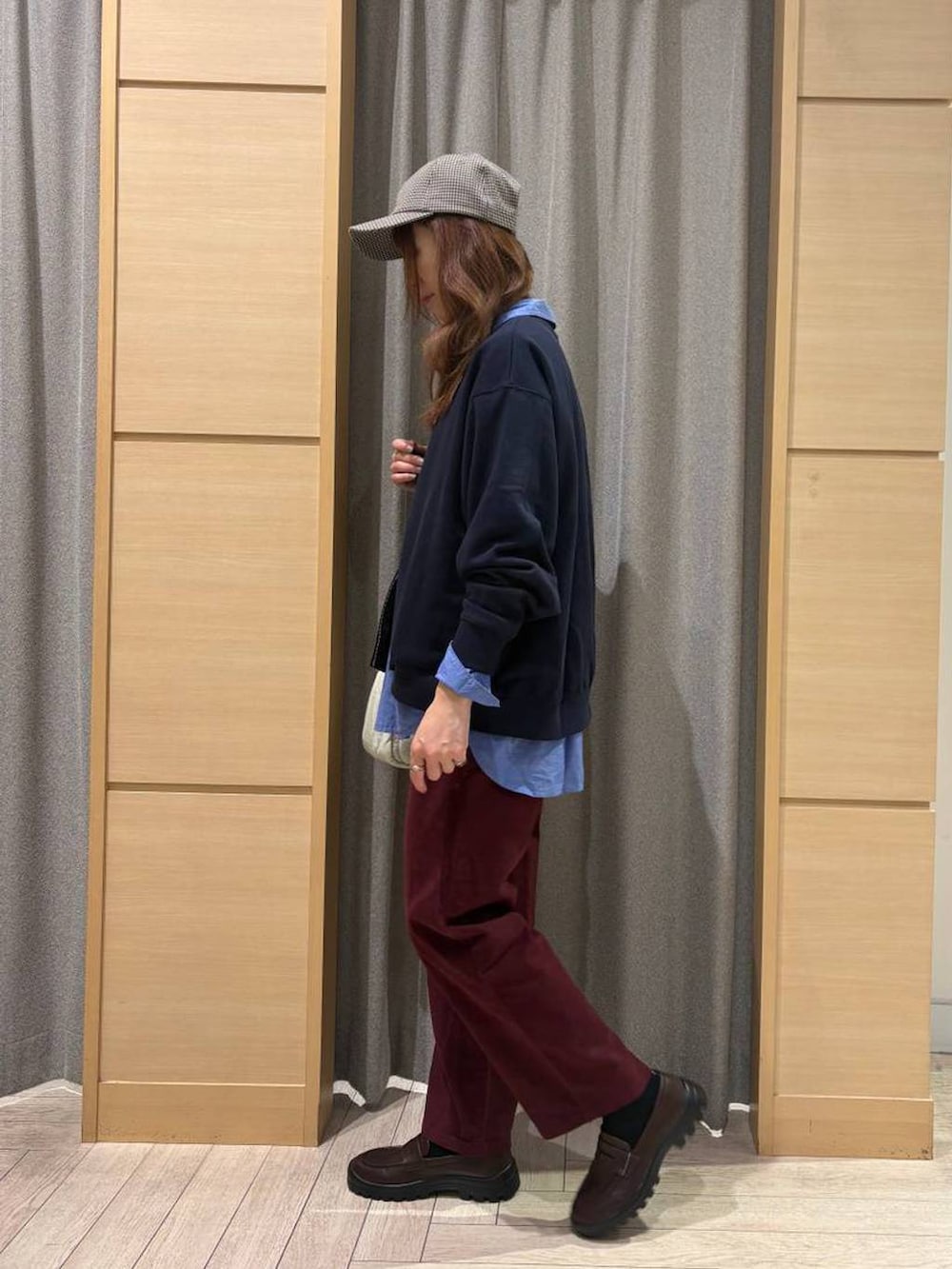 ブラウン系のローファー、ブルー系のスウェット、ブルー系のシャツ/ブラウスを着用したレディースの秋コーディネートの3枚目の写真