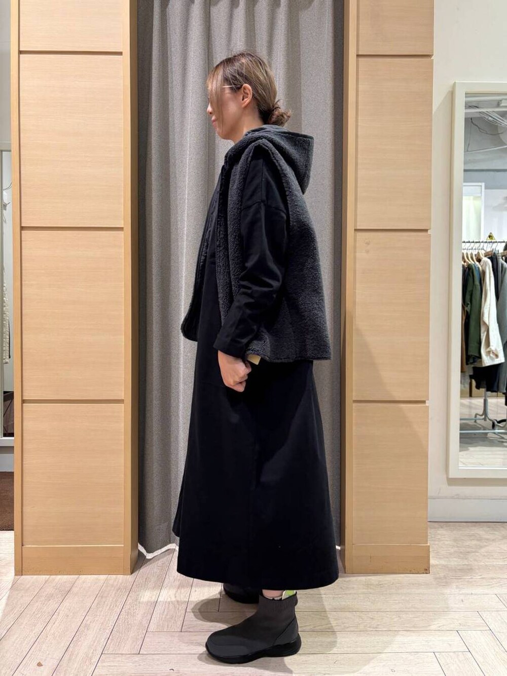 その他のベスト、グレー系のブーツ、ブラック系のショルダーバッグを着用したレディースの秋コーディネートの2枚目の写真