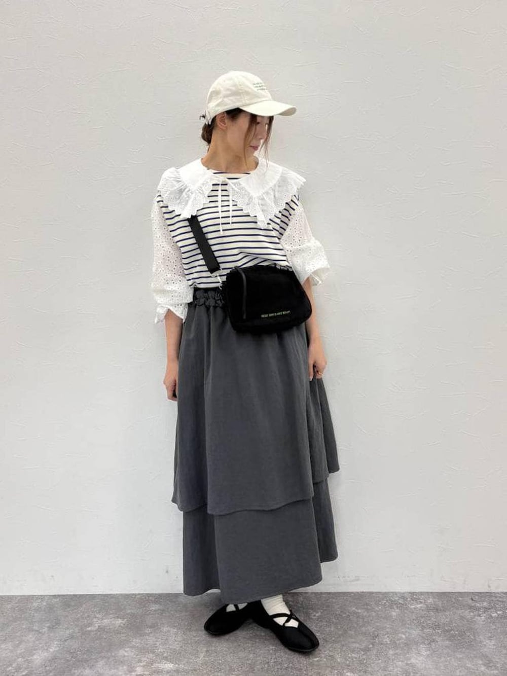 ブラック系のバレエシューズ、ブラック系のショルダーバッグ、ホワイト系のTシャツ/カットソーを着用したレディースの春コーディネートの6枚目の写真