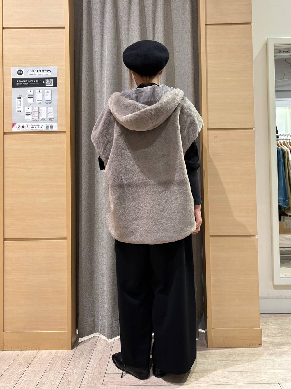 グレー系のベスト、ブラック系のその他パンツ、その他のニット/セーターを着用したレディースの秋コーディネートの3枚目の写真