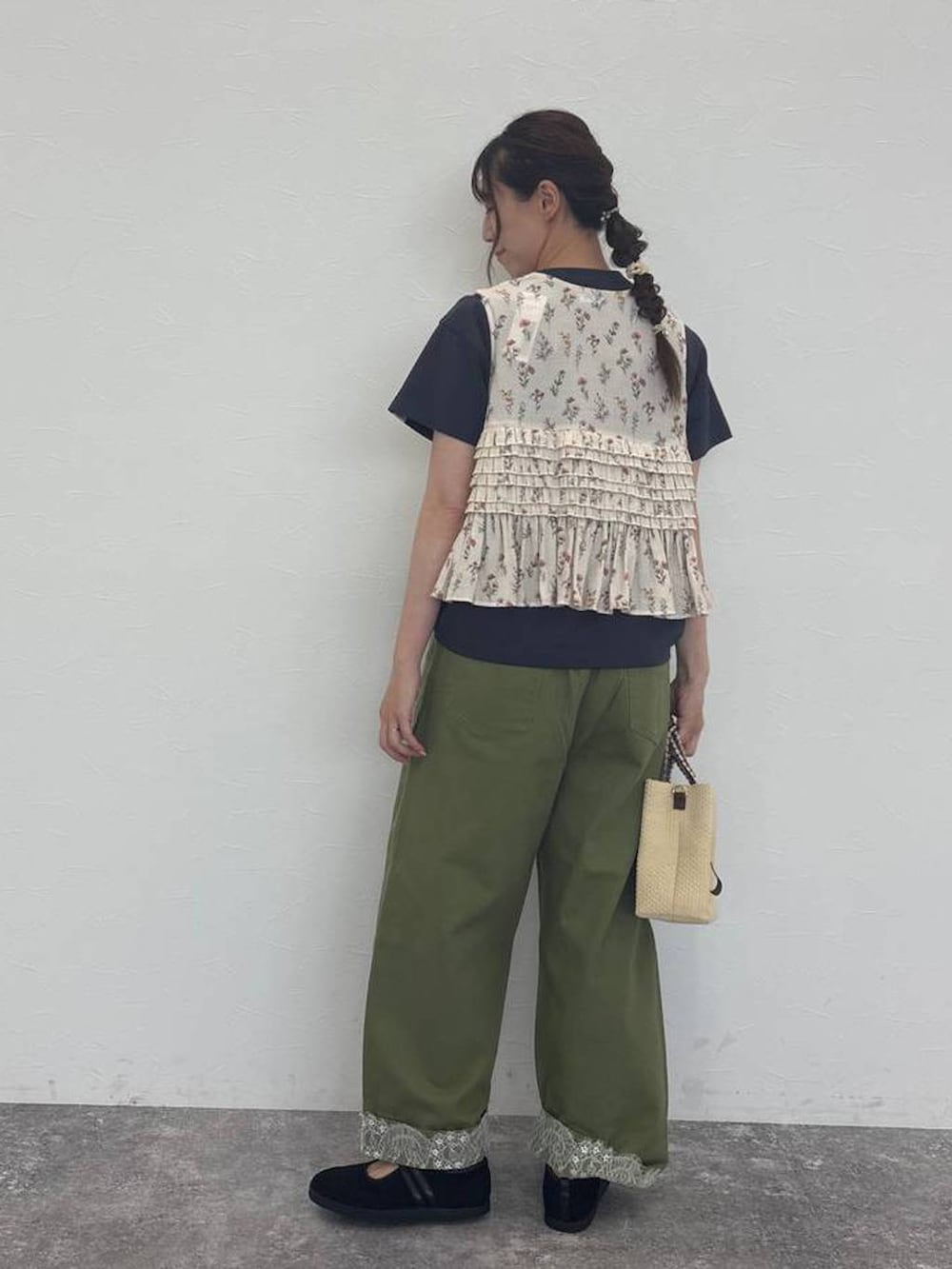 グリーン系のデニムパンツ、グレー系のTシャツ/カットソー、ベージュ系のシャツ/ブラウスを着用したレディースの秋コーディネートの2枚目の写真