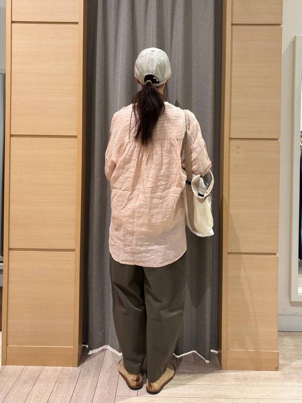 オレンジ系のシャツ/ブラウス、グリーン系のその他パンツ、ベージュ系のパンプスを着用したレディースの夏コーディネートの4枚目の写真