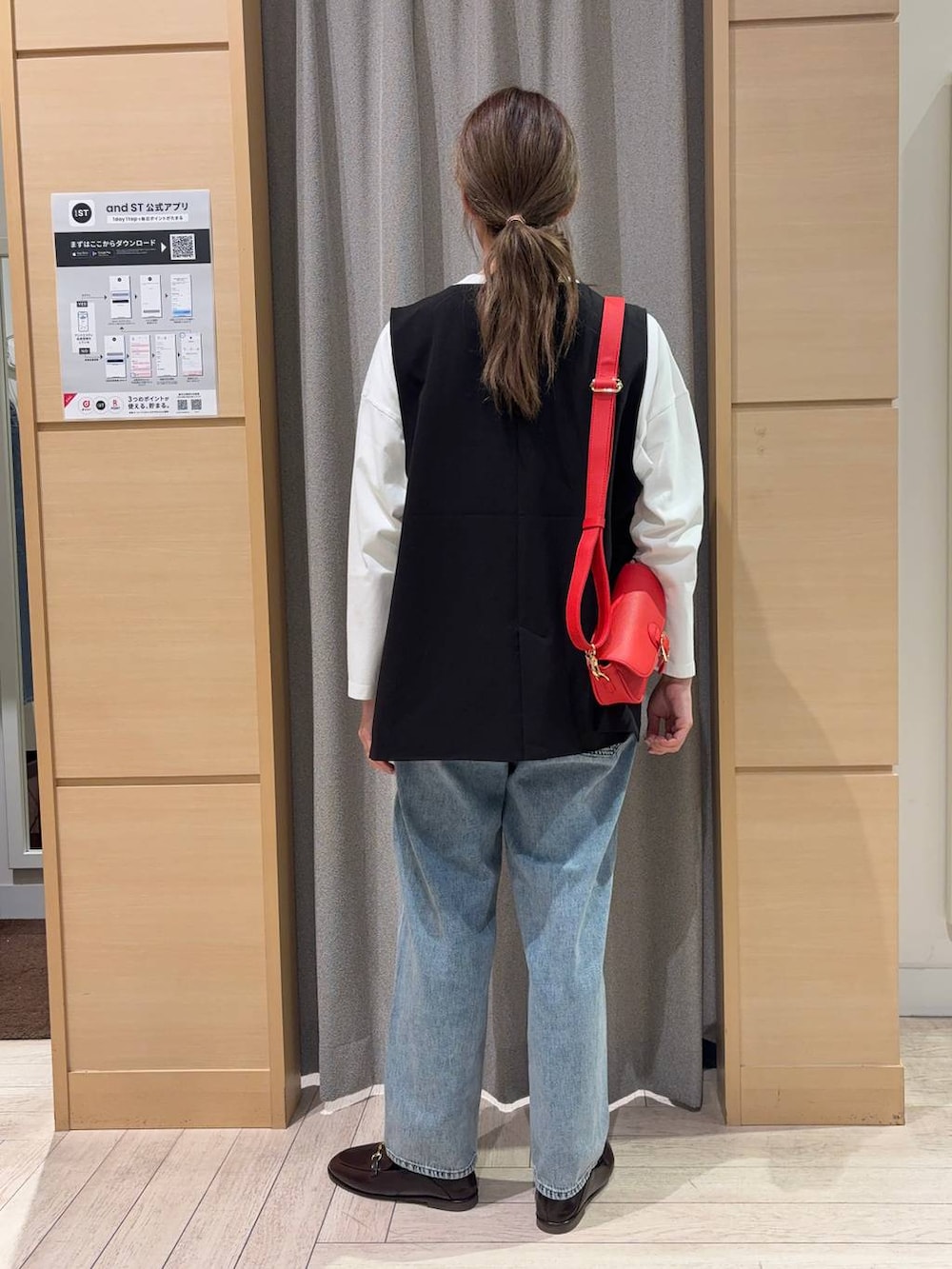 ブラック系のベスト、その他のTシャツ/カットソー、ブルー系のデニムパンツを着用したレディースの春コーディネートの3枚目の写真