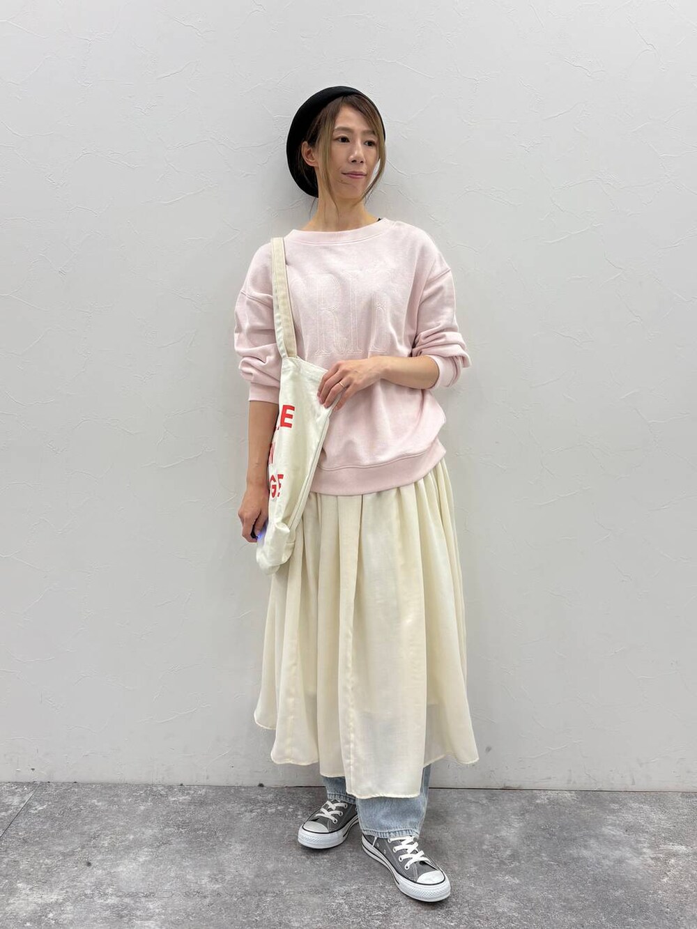 ブラック系のTシャツ/カットソー、ベージュ系のスカート、ブルー系のデニムパンツを着用したレディースの冬コーディネートの2枚目の写真