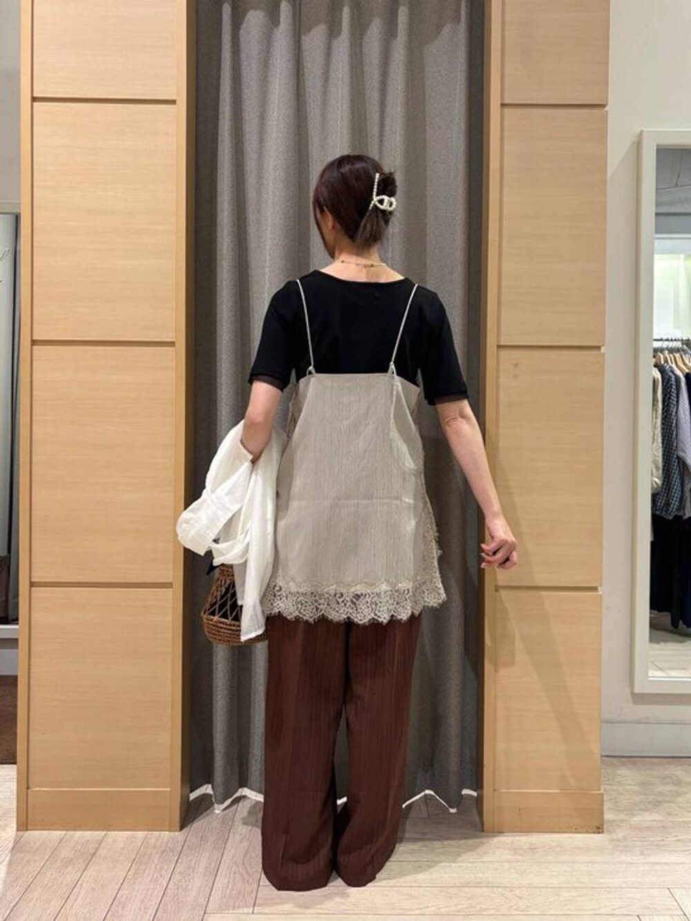 ブラック系のトートバッグ、ベージュ系のパンプス、ブラック系のTシャツ/カットソーを着用したレディースの夏コーディネートの3枚目の写真