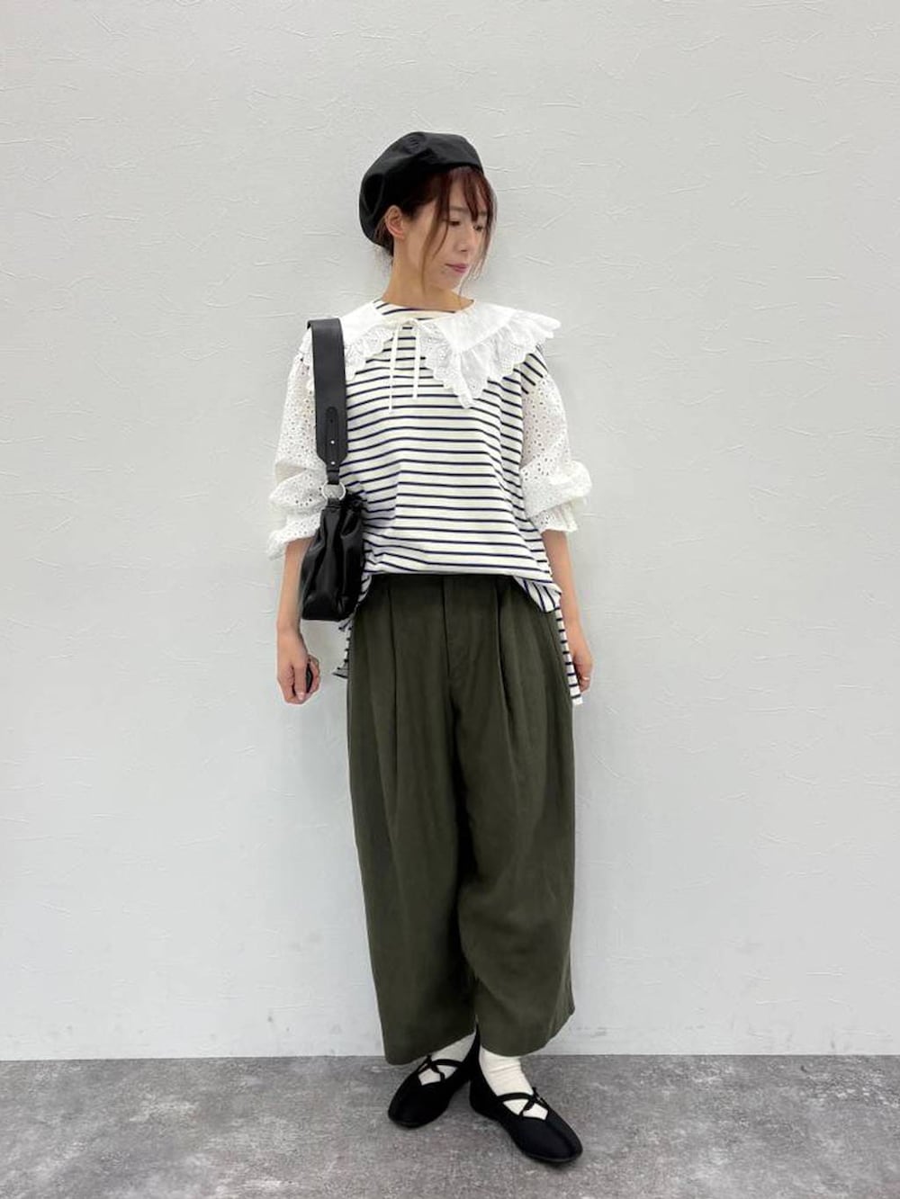 ブラック系のトートバッグ、ブラック系のバレエシューズ、グリーン系のその他パンツを着用したレディースの春コーディネートの4枚目の写真