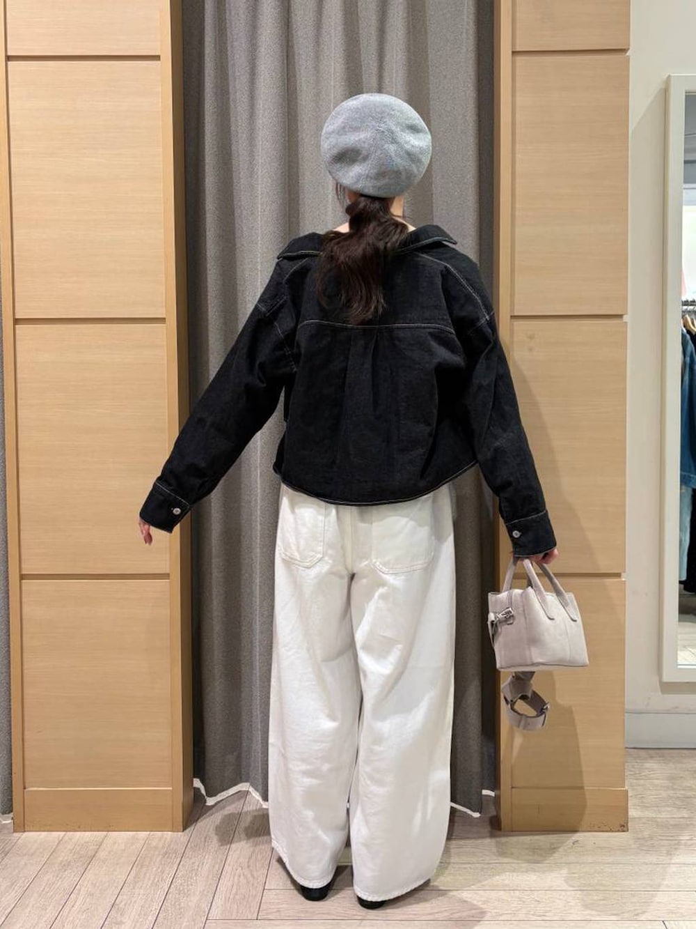 ホワイト系のデニムパンツ、グレー系のパンプス、ホワイト系のタンクトップを着用したレディースの春コーディネートの4枚目の写真