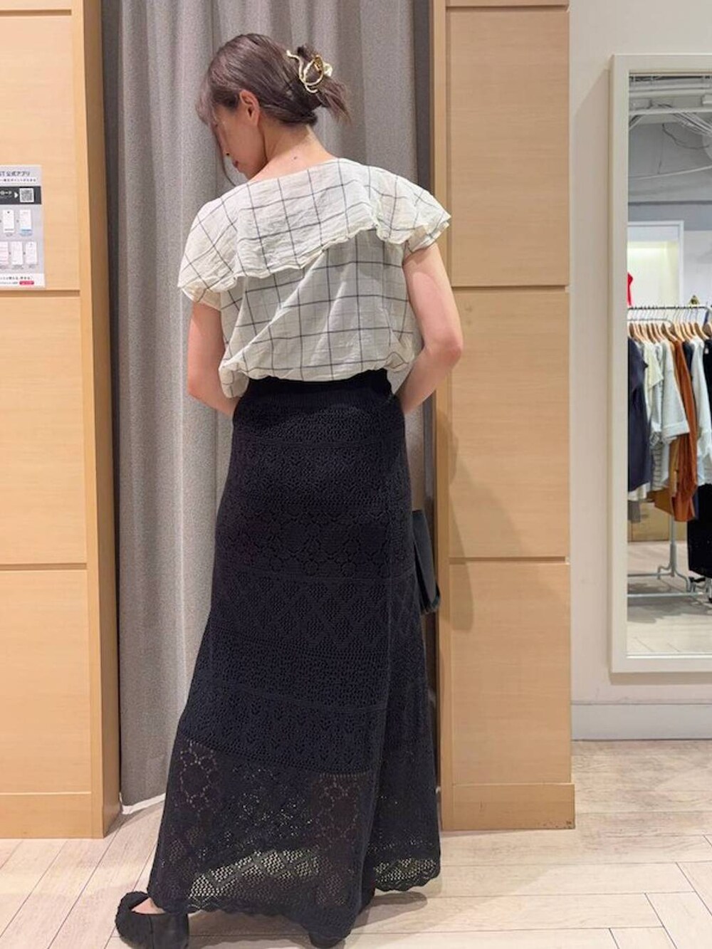 その他のシャツ/ブラウス、ブラック系のスカート、ブラック系のショルダーバッグを着用したレディースの秋コーディネートの4枚目の写真