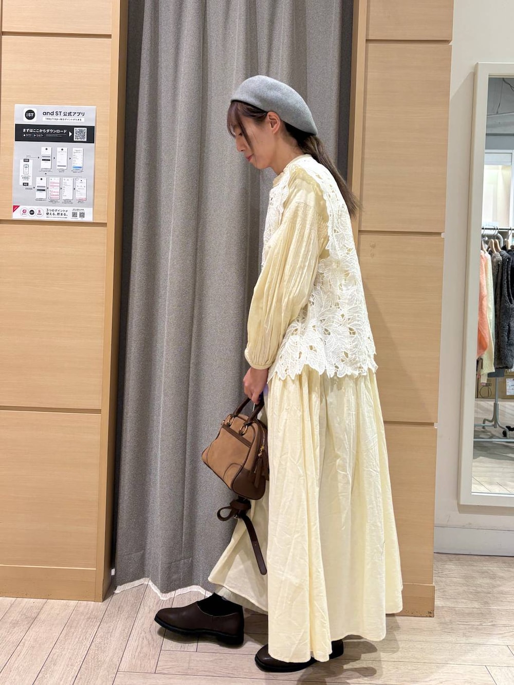 ブラウン系のショルダーバッグ、ベージュ系のワンピース、ベージュ系のその他パンツを着用したレディースの冬コーディネートの2枚目の写真