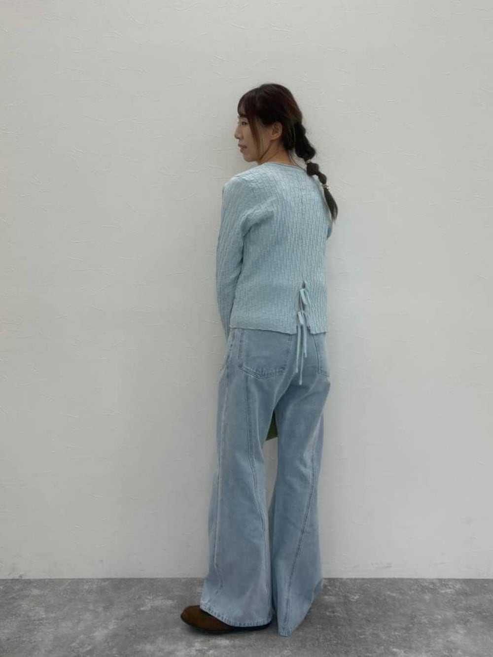 ブラック系のショルダーバッグ、イエロー系のローファー、ベージュ系のTシャツ/カットソーを着用したレディースの春コーディネートの3枚目の写真