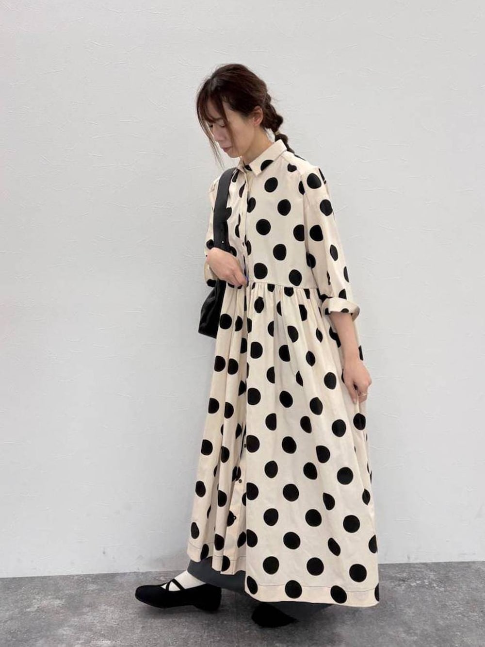 ブラック系のトートバッグ、ブラック系のタンクトップ、ブラック系のバレエシューズを着用したレディースの春コーディネートの4枚目の写真