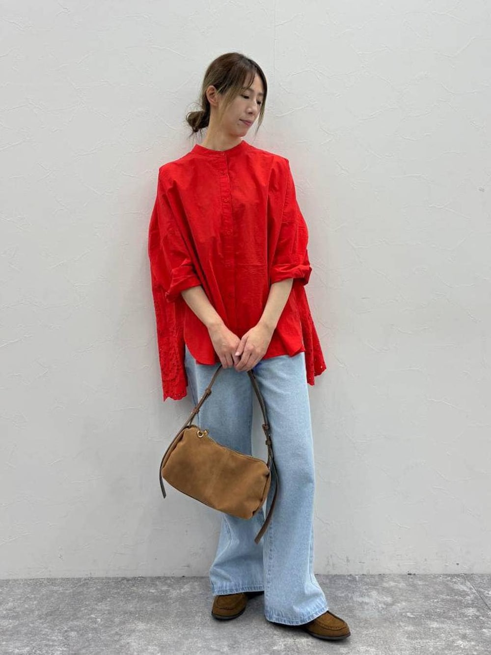 イエロー系のローファー、ブラウン系のショルダーバッグ、ブルー系のデニムパンツを着用したレディースの春コーディネートの2枚目の写真