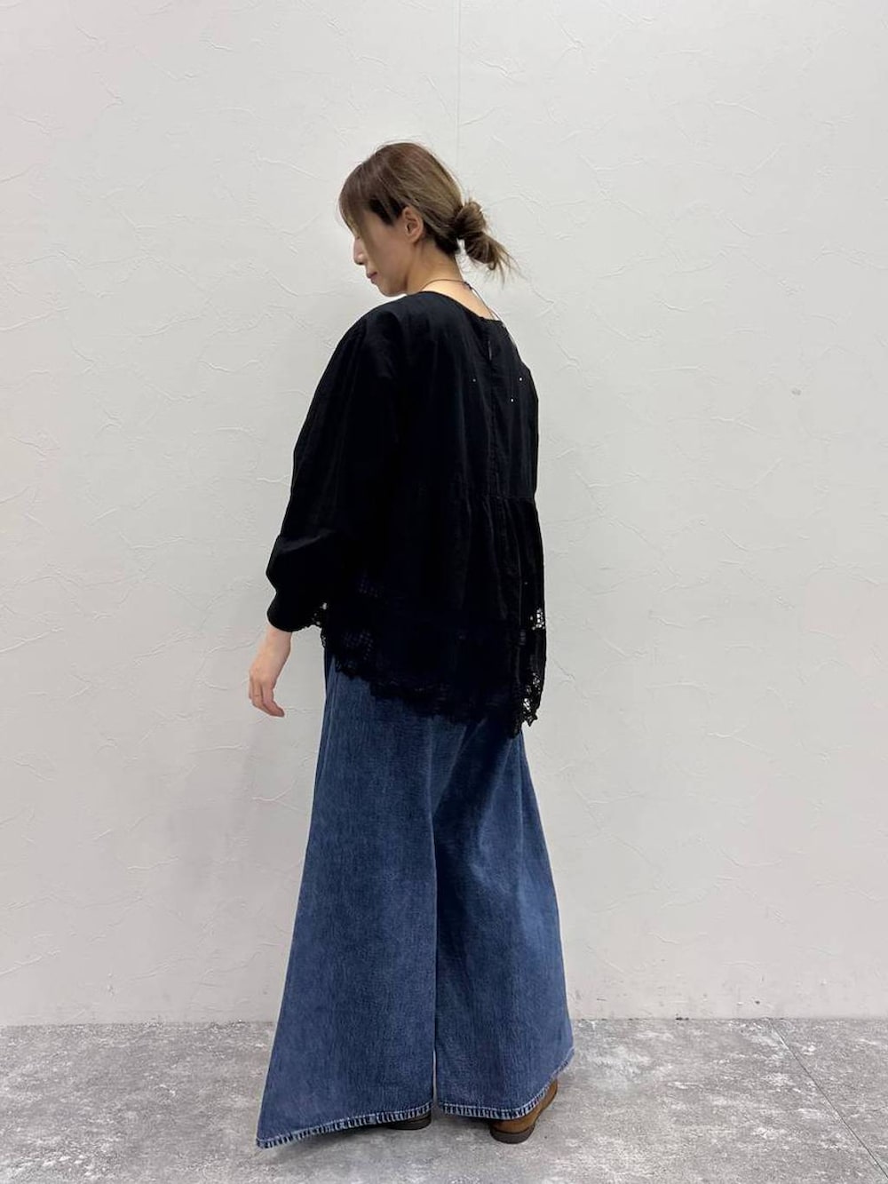 ブルー系のデニムパンツ、イエロー系のローファー、イエロー系のトートバッグを着用したレディースの春コーディネートの3枚目の写真