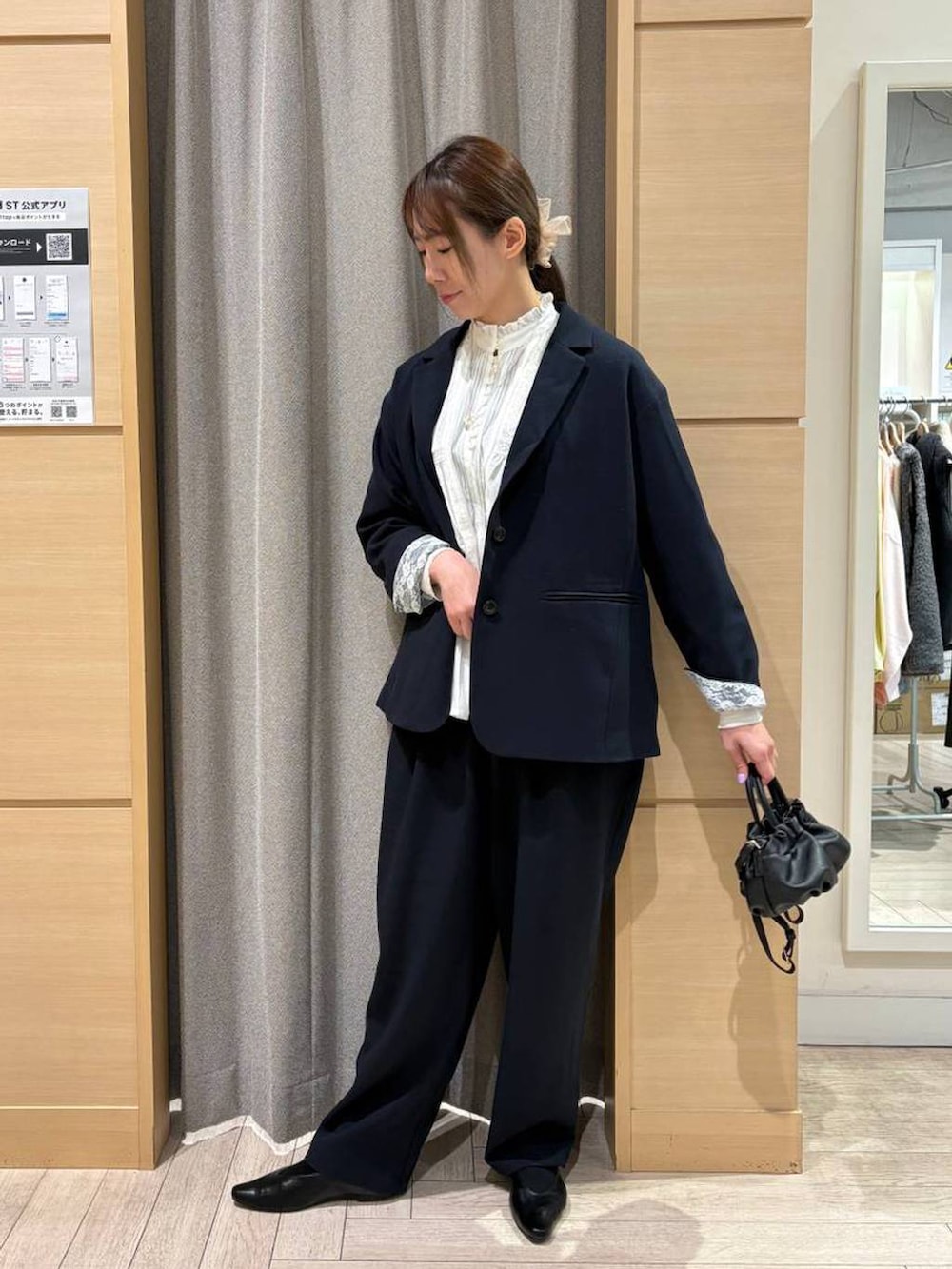 ホワイト系のシャツ/ブラウス、ブラック系のショルダーバッグ、ブルー系のその他パンツを着用したレディースの春コーディネートの2枚目の写真