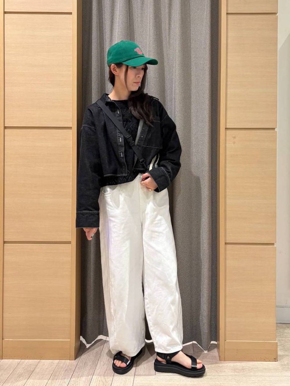 ホワイト系のデニムパンツ、ブラック系のサンダル、ブラック系のシャツ/ブラウスを着用したレディースの春コーディネートの4枚目の写真