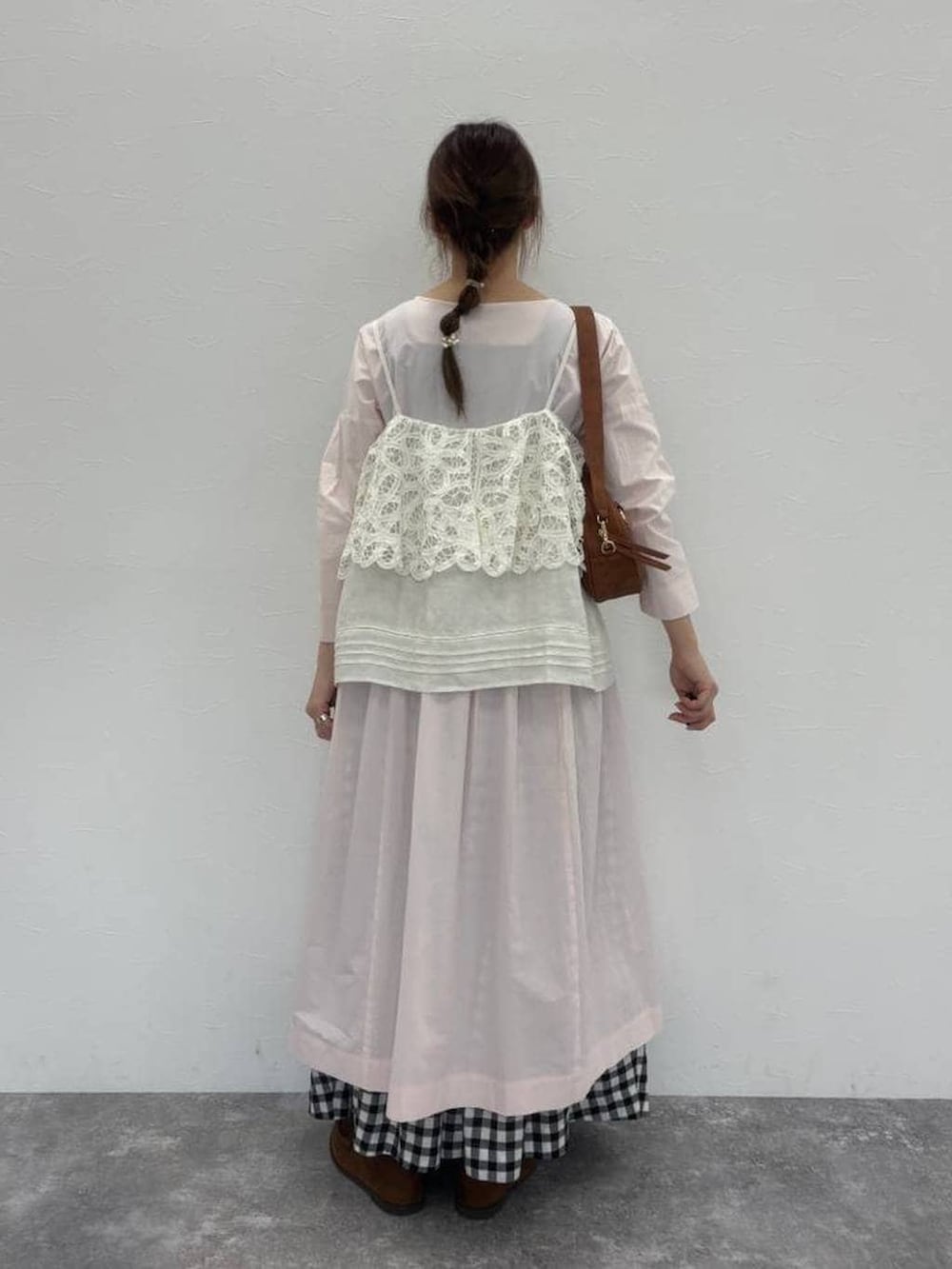 ブラウン系のショルダーバッグ、イエロー系のローファー、その他のキャミソールを着用したレディースの春コーディネートの6枚目の写真