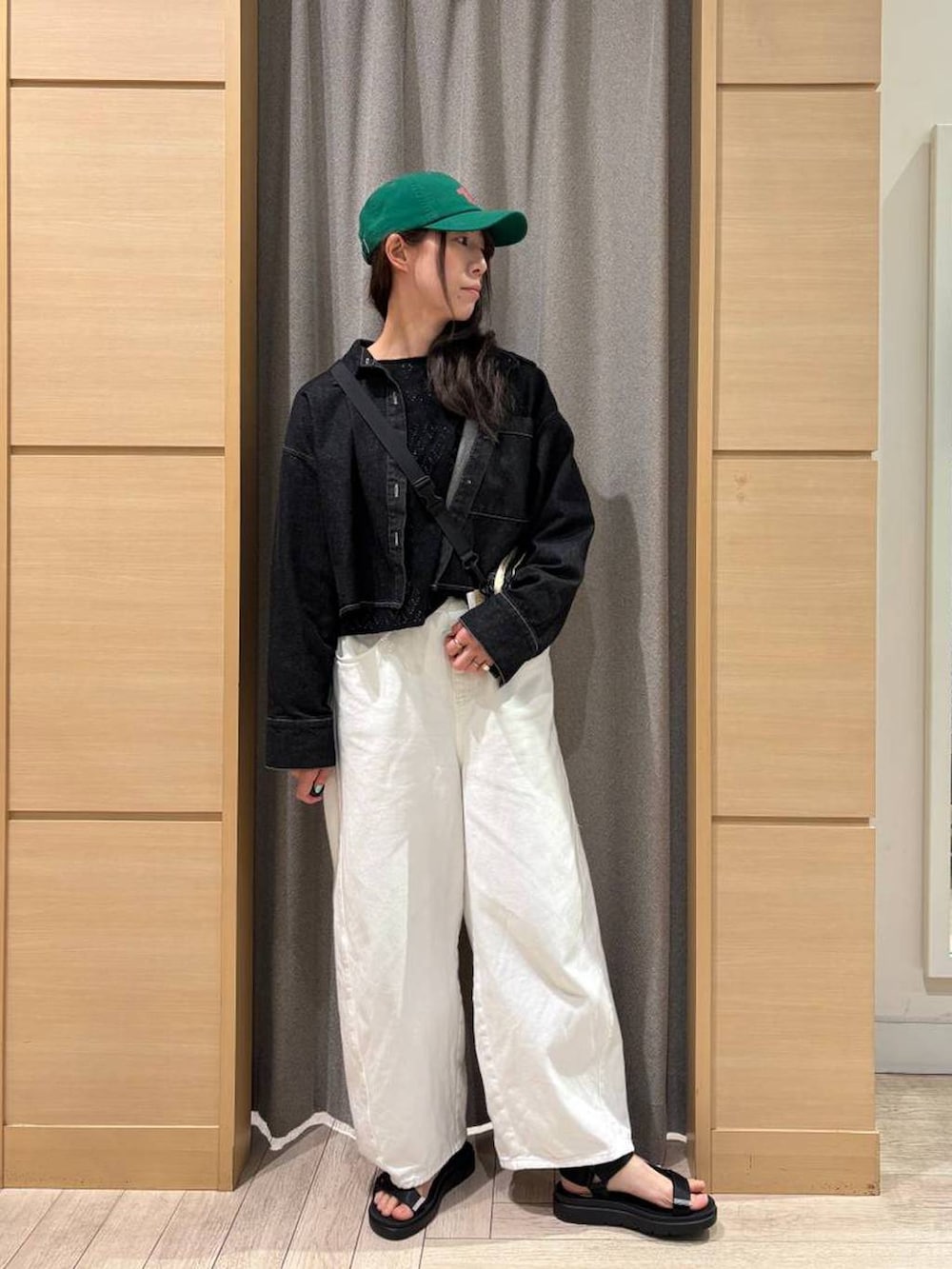 ホワイト系のデニムパンツ、ブラック系のサンダル、ブラック系のシャツ/ブラウスを着用したレディースの春コーディネートの3枚目の写真