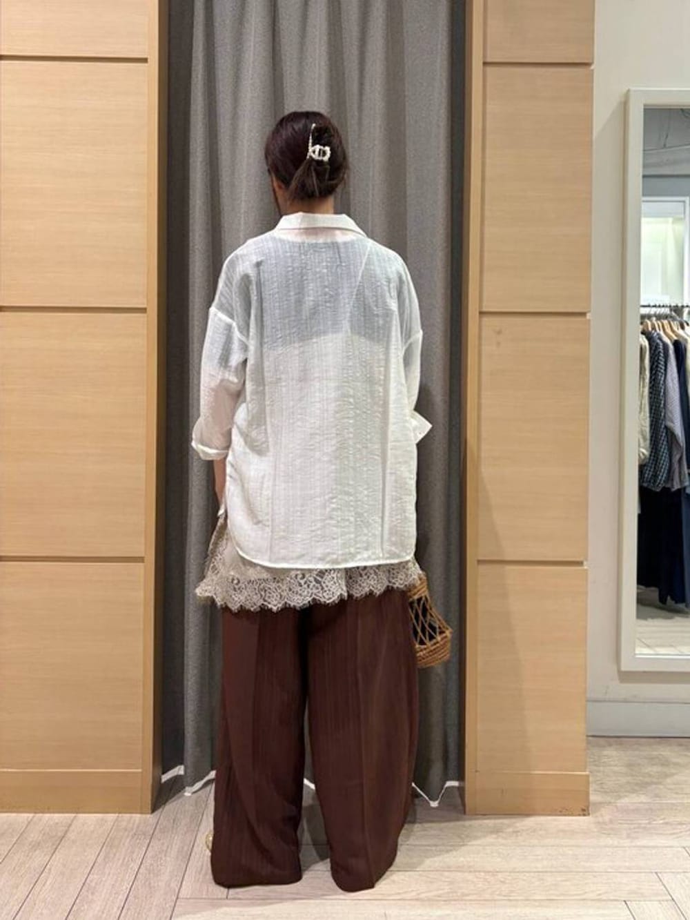 ブラック系のトートバッグ、ベージュ系のパンプス、ブラック系のTシャツ/カットソーを着用したレディースの夏コーディネートの5枚目の写真
