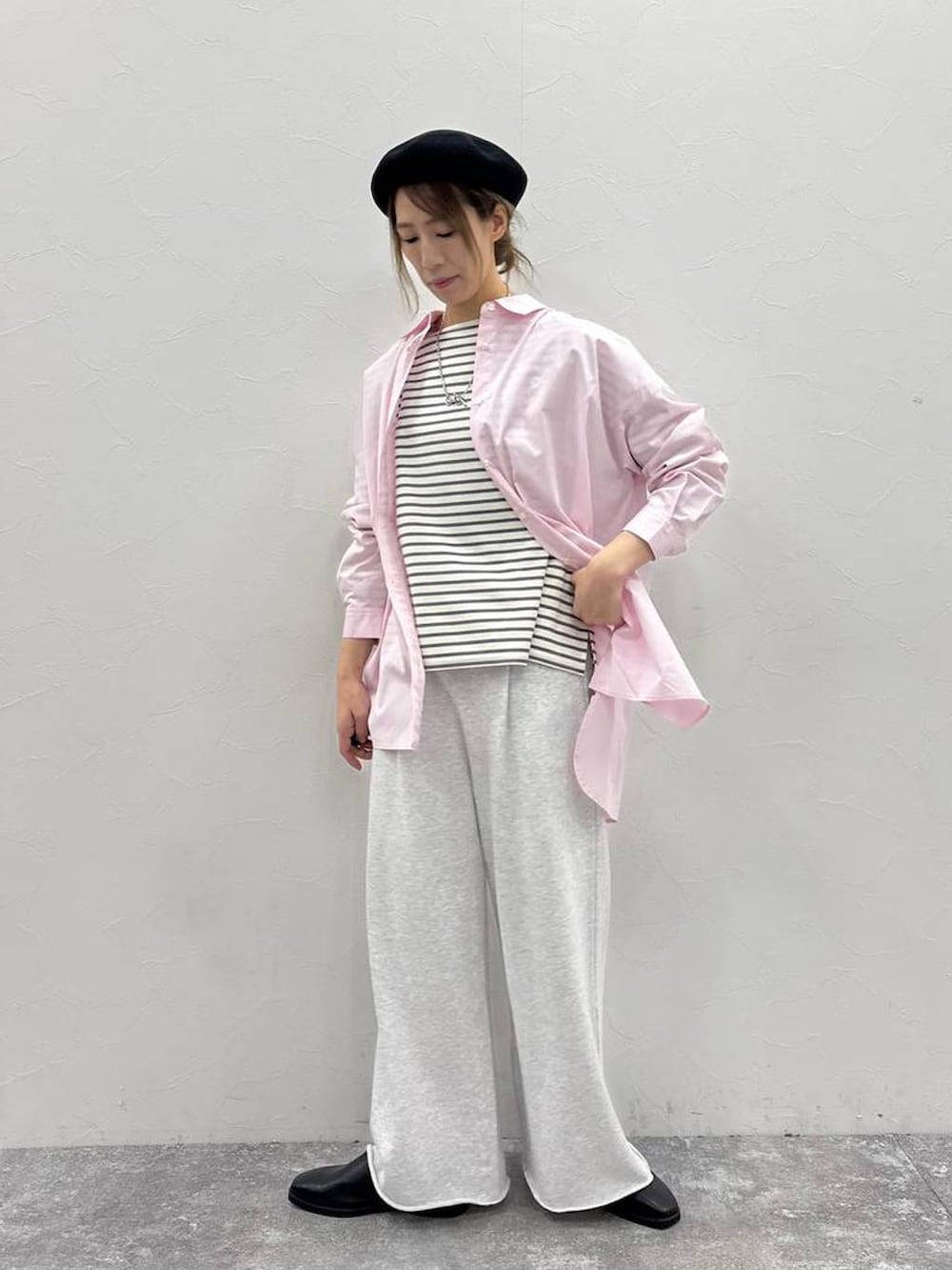 グレー系のスウェットパンツ、その他のTシャツ/カットソー、ブラック系のスリッポンを着用したレディースの春コーディネートの3枚目の写真