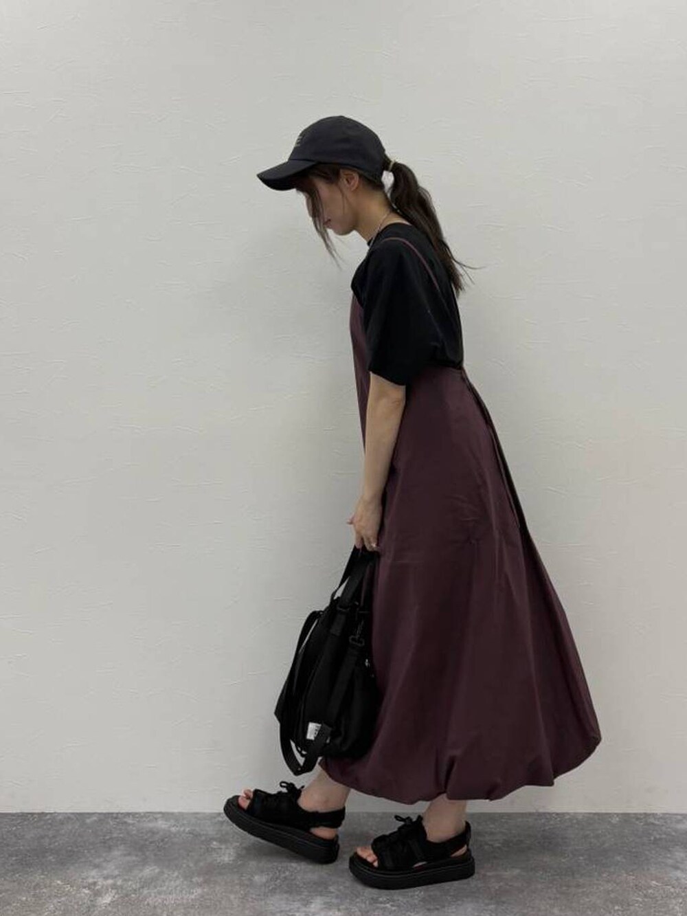 ブラック系のサンダル、ブラック系のTシャツ/カットソー、ブラック系のショルダーバッグを着用したレディースの夏コーディネートの4枚目の写真