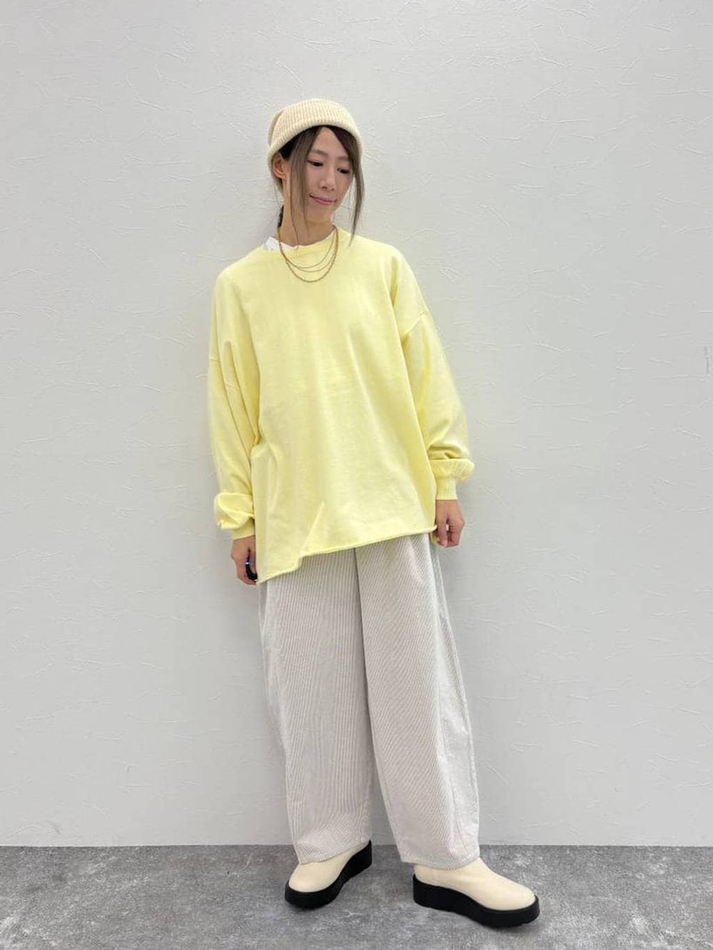 ホワイト系のシャツ/ブラウス、ベージュ系のブーツ、グレー系のその他パンツを着用したレディースの冬コーディネートの3枚目の写真