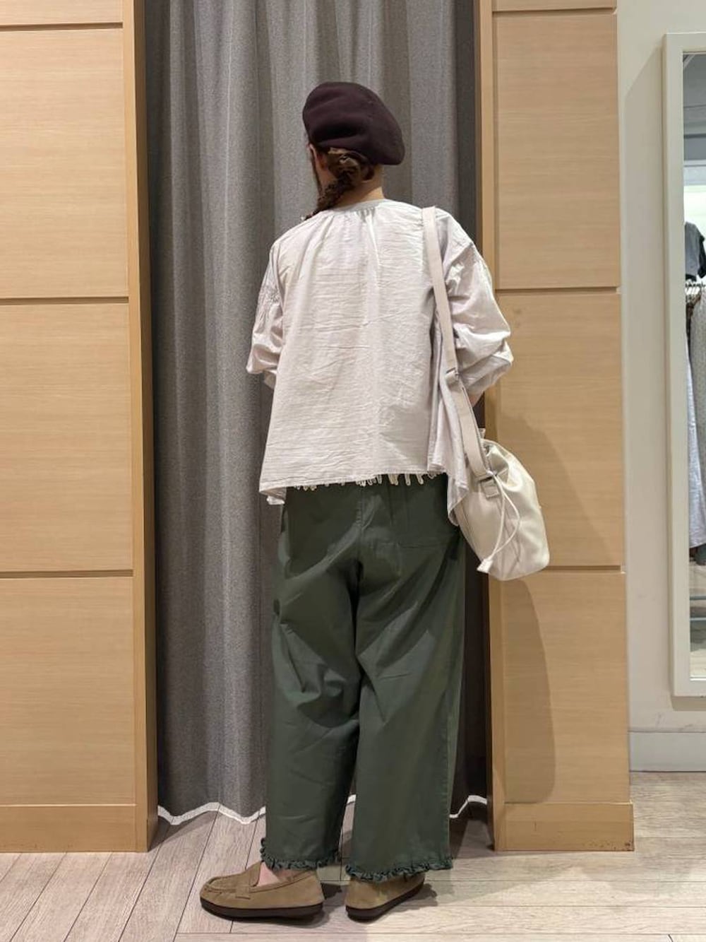グリーン系のその他パンツ、グレー系のシャツ/ブラウス、ベージュ系のシャツ/ブラウスを着用したレディースの秋コーディネートの2枚目の写真