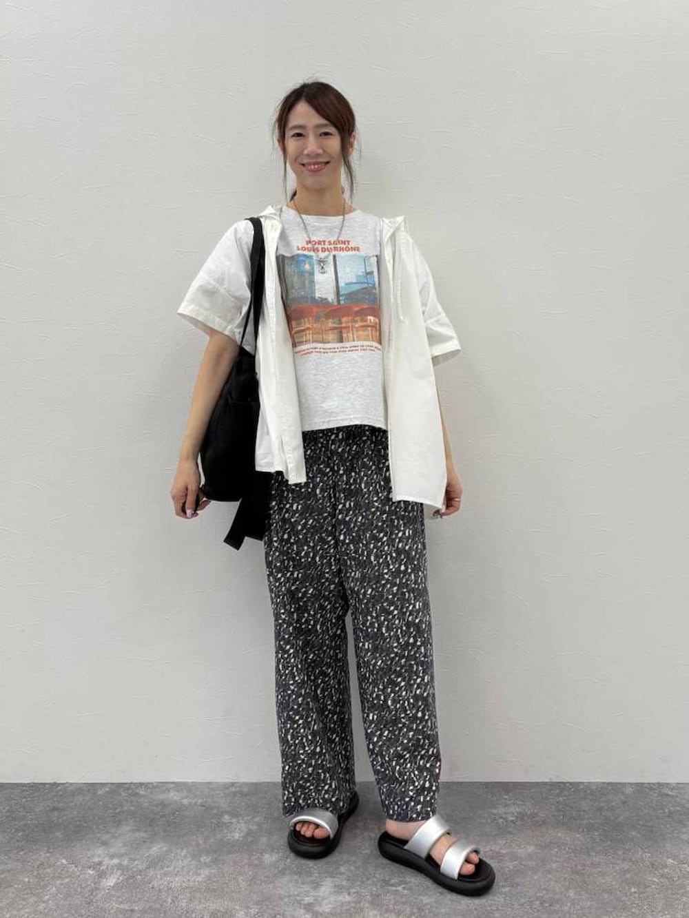 その他のその他パンツ、その他のサンダル、グレー系のTシャツ/カットソーを着用したレディースの春コーディネートの3枚目の写真