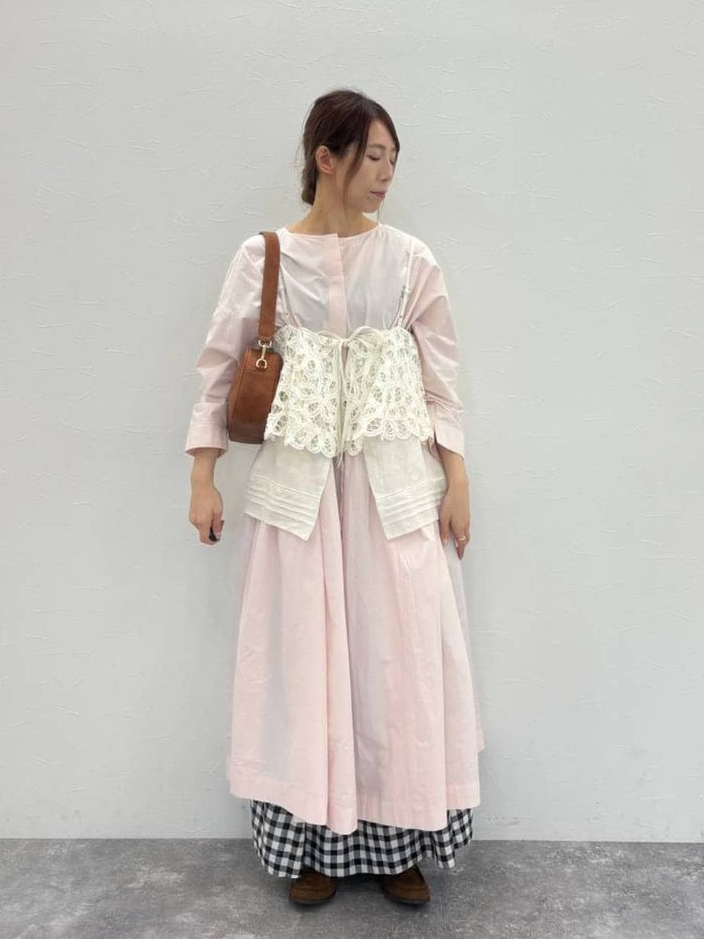 ブラウン系のショルダーバッグ、イエロー系のローファー、その他のキャミソールを着用したレディースの春コーディネートの5枚目の写真