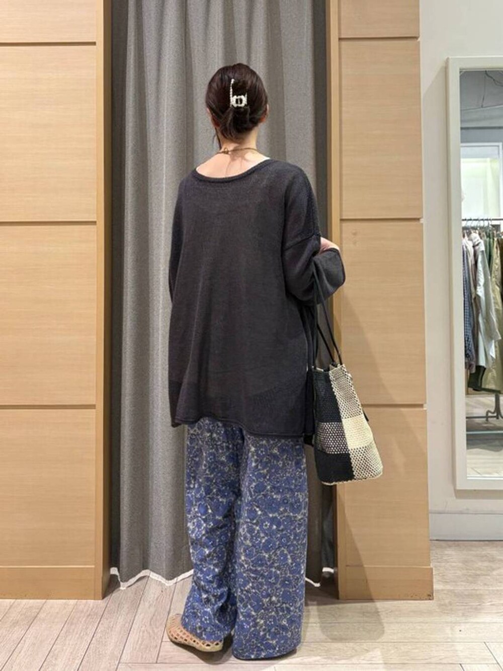 ブラック系のトートバッグ、ホワイト系のタンクトップ、ベージュ系のパンプスを着用したレディースの夏コーディネートの6枚目の写真