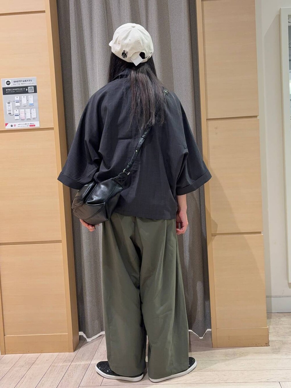 グリーン系のその他パンツ、ブラック系のその他シューズ、ブラック系のショルダーバッグを着用したレディースの秋コーディネートの3枚目の写真