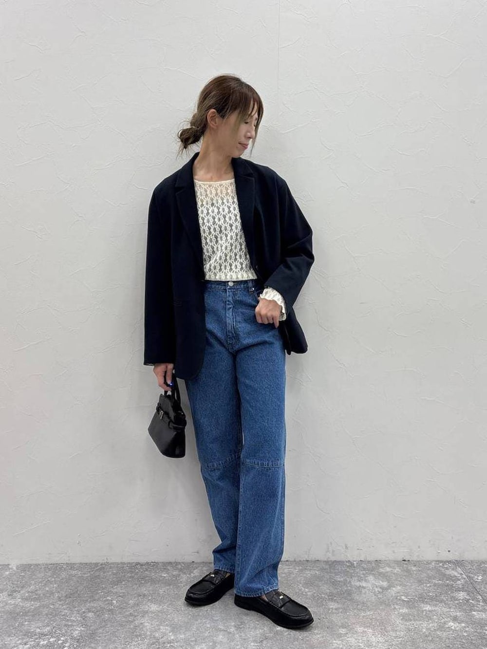 ブルー系のテーラードジャケット、ホワイト系のTシャツ/カットソー、ブラック系のショルダーバッグを着用したレディースの春コーディネートの2枚目の写真