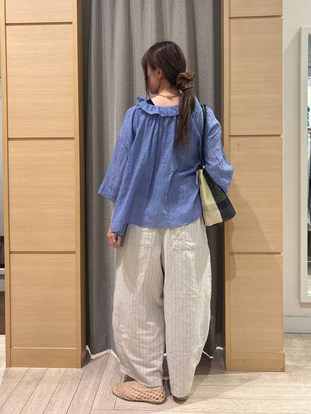 ブラック系のトートバッグ、ブラック系のタンクトップ、その他のその他パンツを着用したレディースの夏コーディネートの2枚目の写真