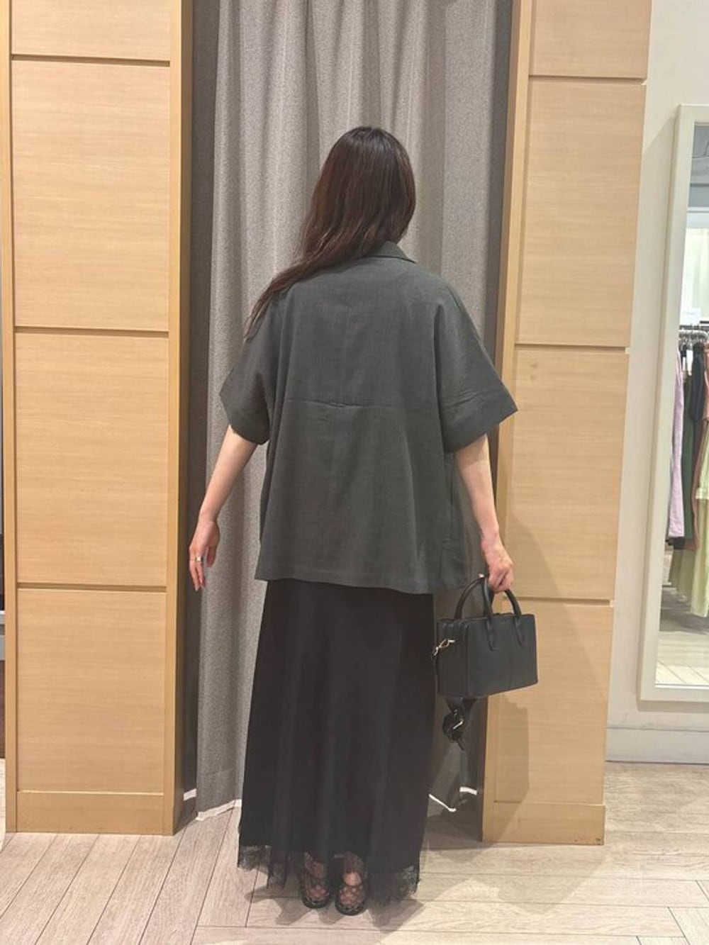 ホワイト系のTシャツ/カットソー、グレー系のテーラードジャケット、ブラック系のパンプスを着用したレディースの夏コーディネートの5枚目の写真