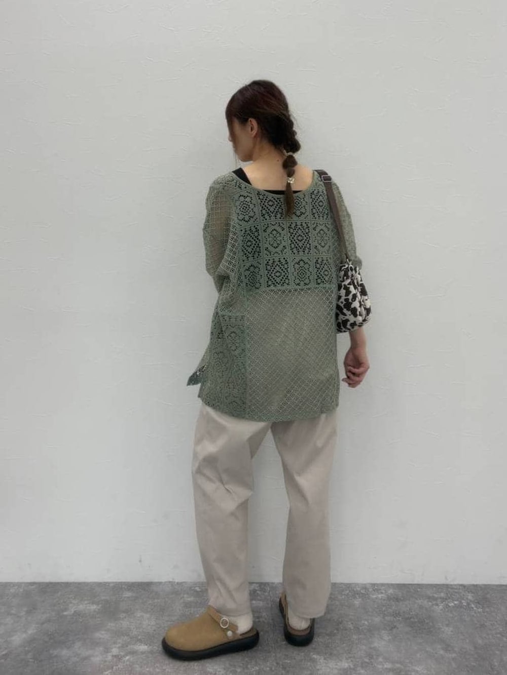 ベージュ系のサンダル、ブラック系のタンクトップ、ブラウン系のショルダーバッグを着用したレディースの春コーディネートの2枚目の写真