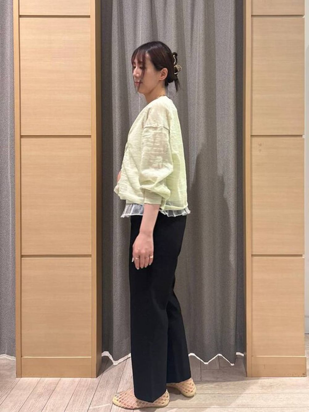 ブラック系のその他パンツ、ブラック系のショルダーバッグ、ベージュ系のパンプスを着用したレディースの春コーディネートの4枚目の写真